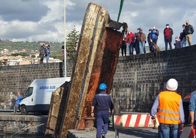 Catania, incredibile al porto di Ognina: il mare restituisce una barca – Le FOTO