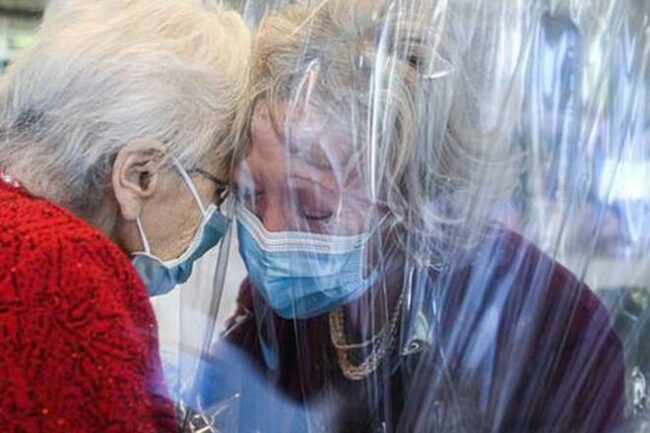 Coronavirus nelle Rsa, il Ministero della Salute incoraggia la realizzazione di apposite “Sale degli abbracci”
