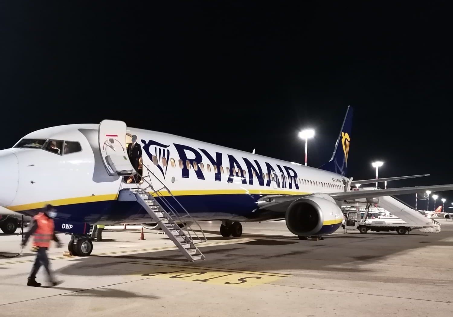 Coronavirus, a Palermo 3 passeggeri positivi sul volo Ryanair da Londra: i risultati dei tamponi molecolari