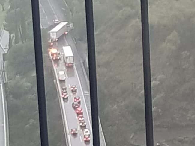 Maltempo in Sicilia, cade albero sulla A18 in direzione Catania: corsia invasa, traffico bloccato