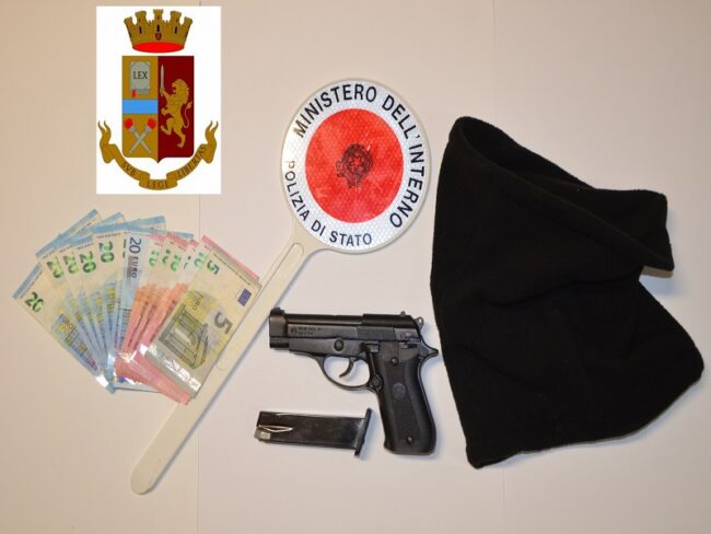 Rapina a un distributore di benzina, la fuga e i danni all’auto della Polizia: arrestati due uomini