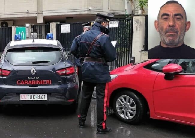 Tenta di rubare ruote posteriori di un’auto ad Aci Castello, carabinieri lo trovano accovacciato: ai domiciliari 43enne