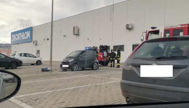 Auto in fiamme di fronte al Decathlon, paura al centro commerciale: vigili del fuoco in azione – FOTO