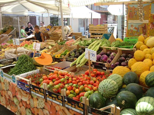 Perde il controllo dell’auto e si ribalta davanti bancarelle di frutta e verdura: 3 feriti
