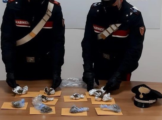 Pregiudicato beccato con oltre 100 grammi di droga vicino la propria abitazione: in manette 35enne di Milazzo