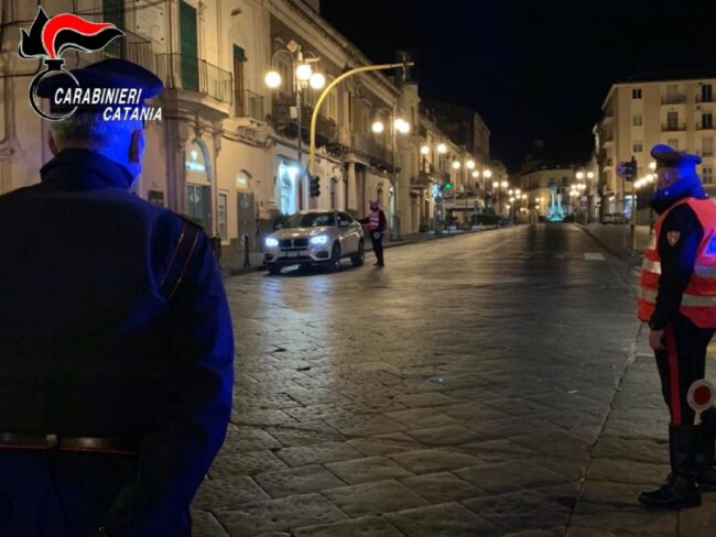 Coronavirus Catania, controlli a tappeto dei carabinieri: multati cittadini senza mascherina