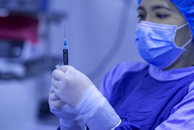 Covid, l’ossessione dei negazionisti e gli insulti ai medici “eroi”. La psicologa: “Vite scollegate dalla realtà”