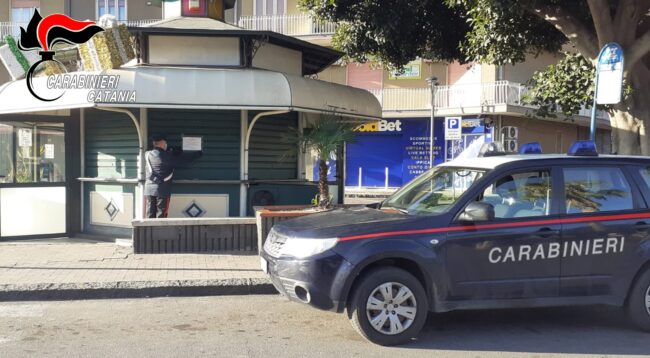 Chiosco aperto nei giorni “rossi” nel Catanese, assembramento e poche mascherine: beccati 5 clienti