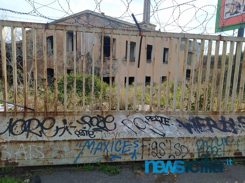 Catania, stato di abbandono area adiacente ex Palazzo delle Poste: degrado e pericolo