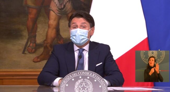 Coronavirus Natale, cosa cambia dopo le parole di Conte: zona rossa, autocertificazione e limitazioni – VIDEO
