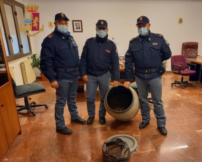 Teneva la droga dentro un grosso bidone, 37enne nei guai: arrestato dalla Polizia di Stato