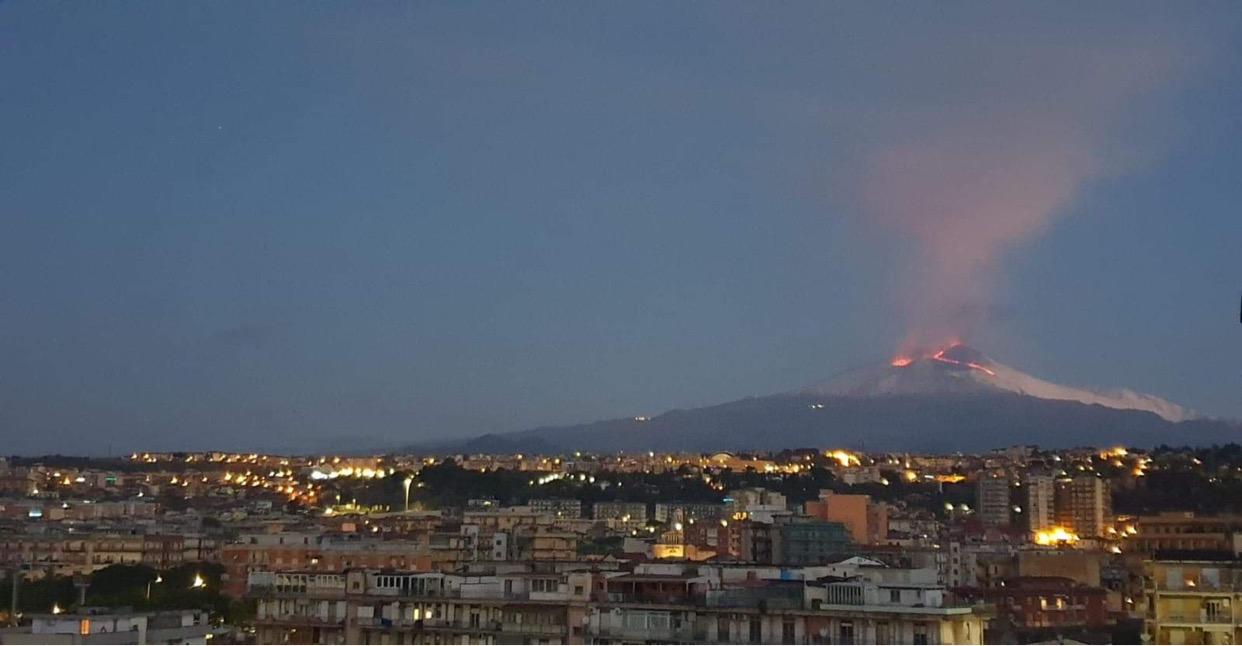 Eruzione Etna, spettacolo mozzafiato all’alba: il vulcano “abbraccia” Catania e provincia – FOTO