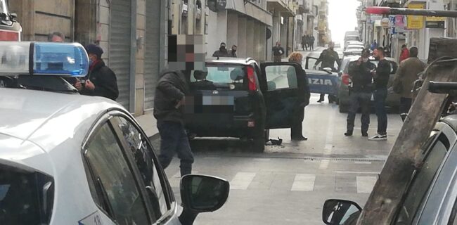 Esplodono petardi di fine anno dentro auto in via Cavour: uomo ustionato, veicolo danneggiato – FOTO