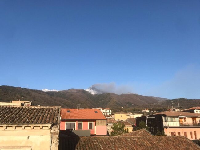 Etna, attività esplosiva nel Cratere Sud-Est: cenere e materiale piroclastico – VIDEO