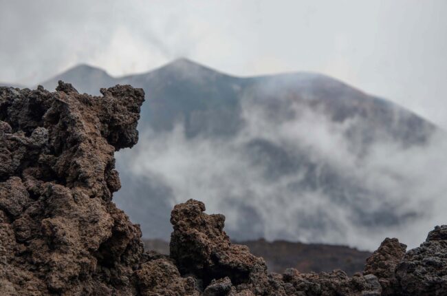 L’Etna è la tana del diavolo? La rivincita di Lucifero e la piuma strappata a San Michele