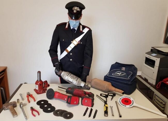 Rubano attrezzi automobolistici da altre vetture, ma i carabinieri li beccano: arrestate due persone