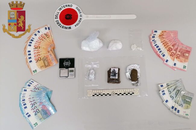 Evita controllo e scappa con la Smart piena di droga: arrestato 41enne