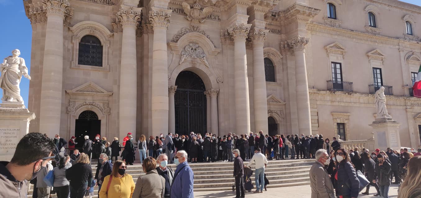 Santa Lucia, festa a Siracusa: assembramenti in piazza Duomo nonostante le restrizioni- FOTO