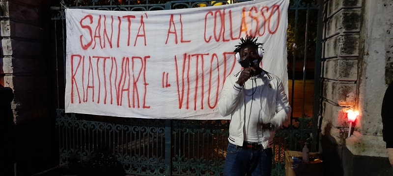Coronavirus Catania, fiaccolata per la riapertura del Vittorio Emanuele: presenti circa 100 persone