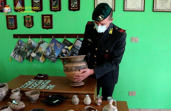 Rari reperti archeologici esposti dentro casa: denunciato noto medico – I DETTAGLI