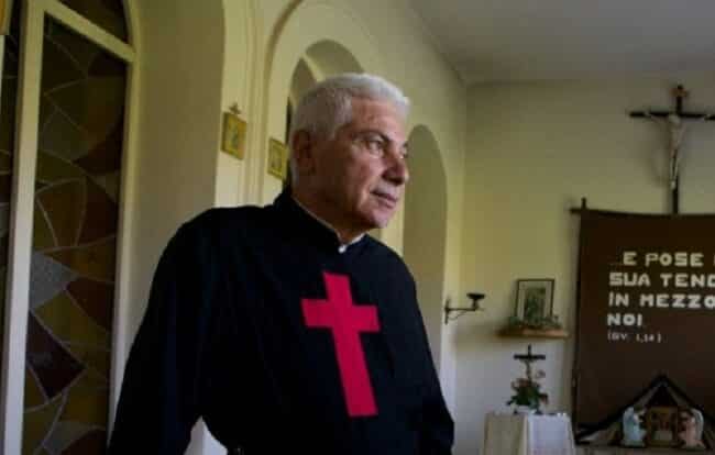 Padre Leonardo Grasso ucciso a bastonate e dato alle fiamme: i dettagli sull’incendio nella comunità “Tenda San Camillo” a Riposto