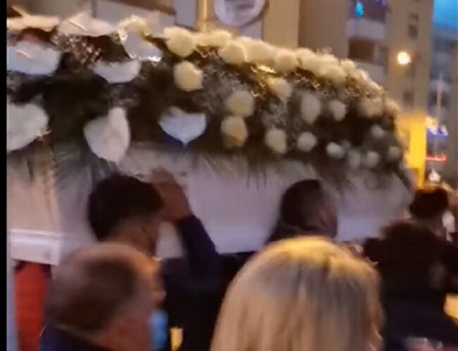 Funerali Ylenia Bonavera. Una folla in lacrime, palloncini e fuochi d’artificio: in stato di fermo Daniela Nicotra