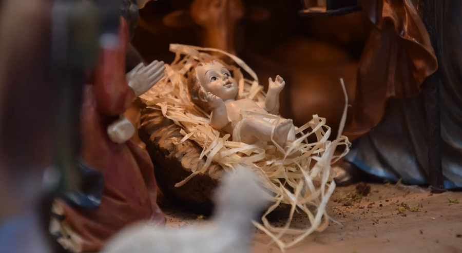 Gesù è davvero nato il 25 dicembre? Betlemme, la grotta e il freddo non convincono: gli indizi che allontanano dall’inverno
