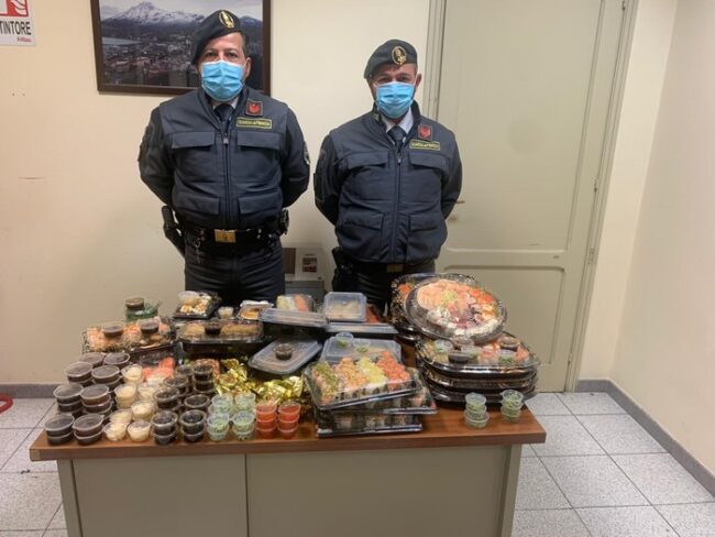 Sushi e salse, alimenti privi di tracciabilità e pronti alla vendita in auto: sequestro e sanzione nel Palermitano