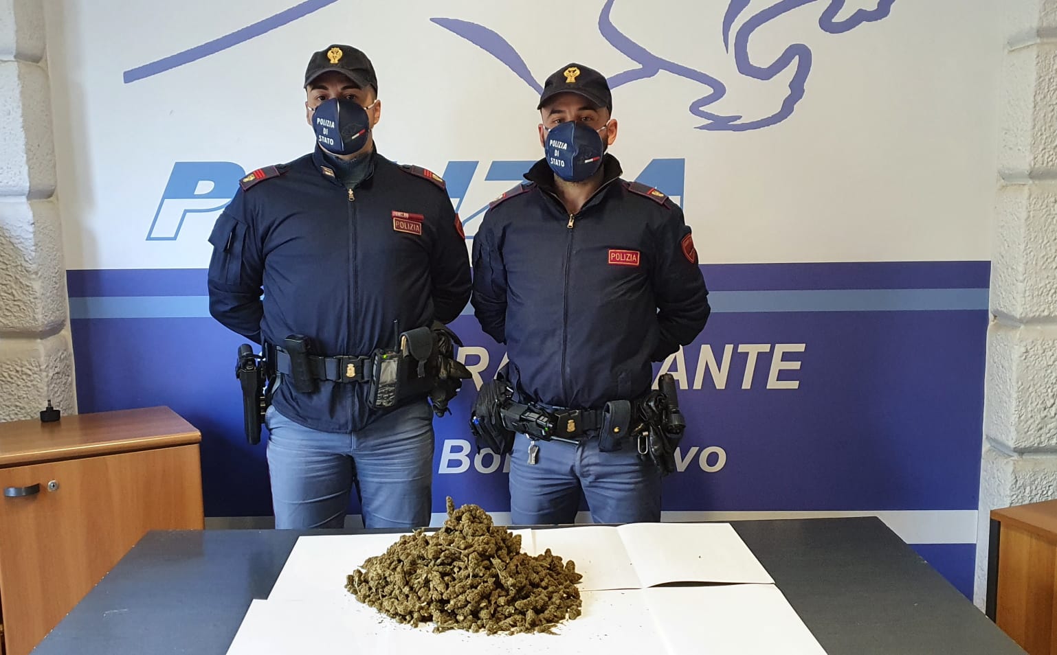 Oltre 500 grammi di marjiuna in uno stanzino segreto: arrestato un 24enne di Palermo
