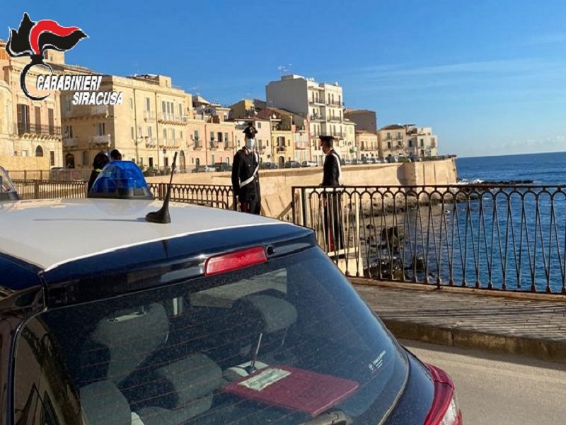 Le rubano il cellulare in spiaggia, i carabinieri glielo ritrovano: lieto fine per una turista napoletana