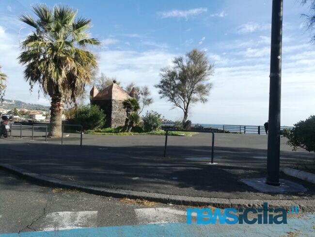 Lungomare di Ognina, paletti mancanti e quel “vizietto” del catanese: “Il Comune non sapeva”