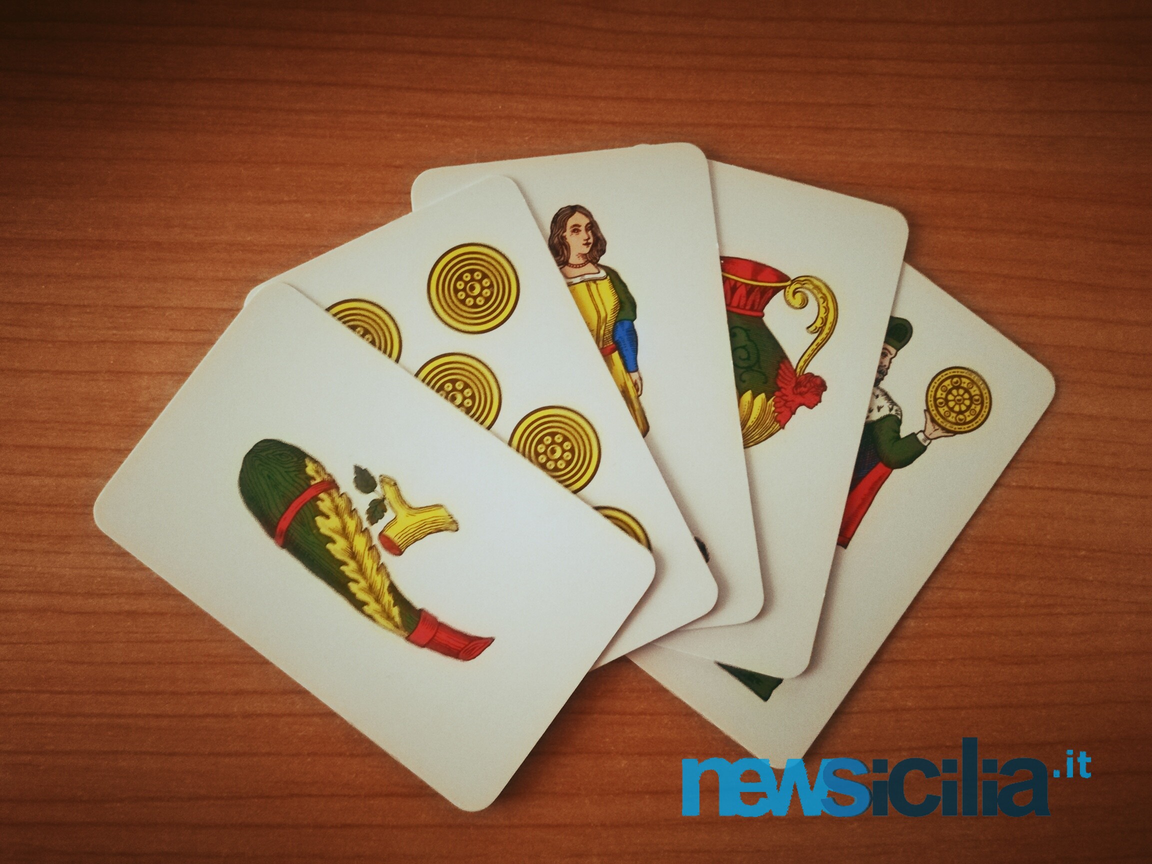 “Iucamu ‘e catti?”, ecco l’origine delle carte siciliane: nelle nostre mani un pezzo di storia