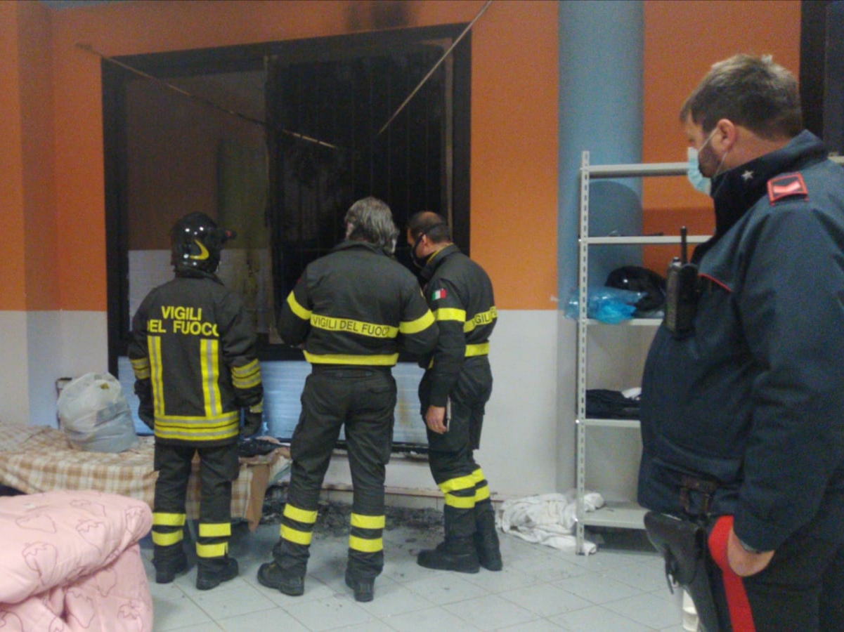 Molotov lanciata all’interno di un dormitorio, si sfiora la tragedia in via Messina: “Materiale infiammabile fortunatamente evitato”