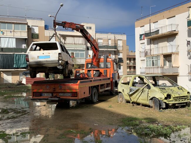 Pulizia nel “Bronx” contro il degrado, la Polizia di Stato rimuove 13 auto abbandonate nel quartiere di Licata – FOTO