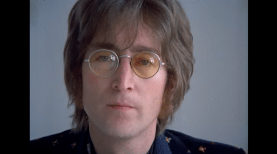 John Lennon e la morte per mano di un fan, 40 anni fa l’omicidio: la storia e il viaggio nella mente dell’assassino