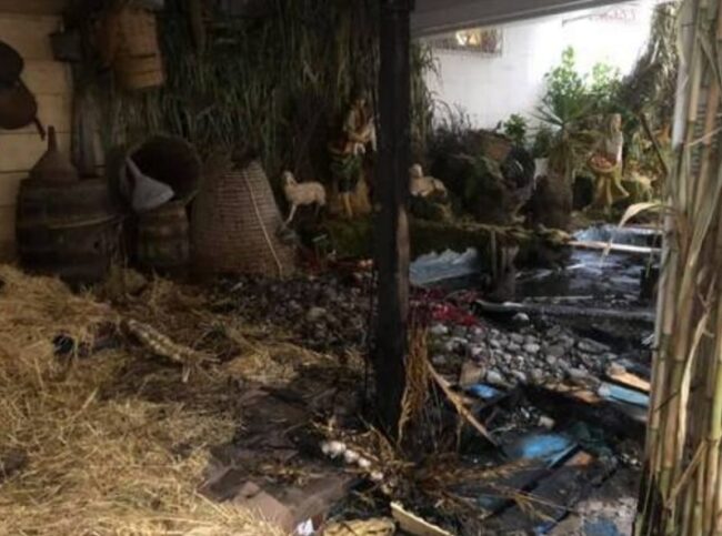 Incendio in corso Vittorio Emanuele, in fiamme presepe storico: indagini in corso