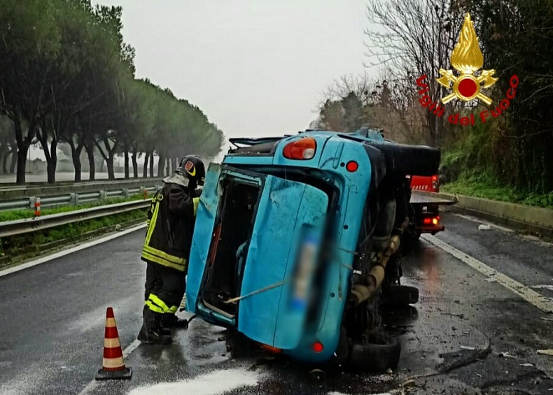 Pericoloso incidente sulla A18, veicolo ribaltato tra Acireale e Giarre: feriti e traffico rallentato – FOTO