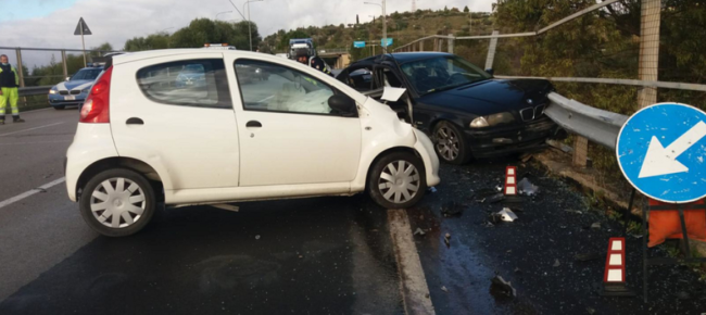 Grave incidente sulla SS 640, scontro tra due auto: donna trasportata in codice rosso in ospedale