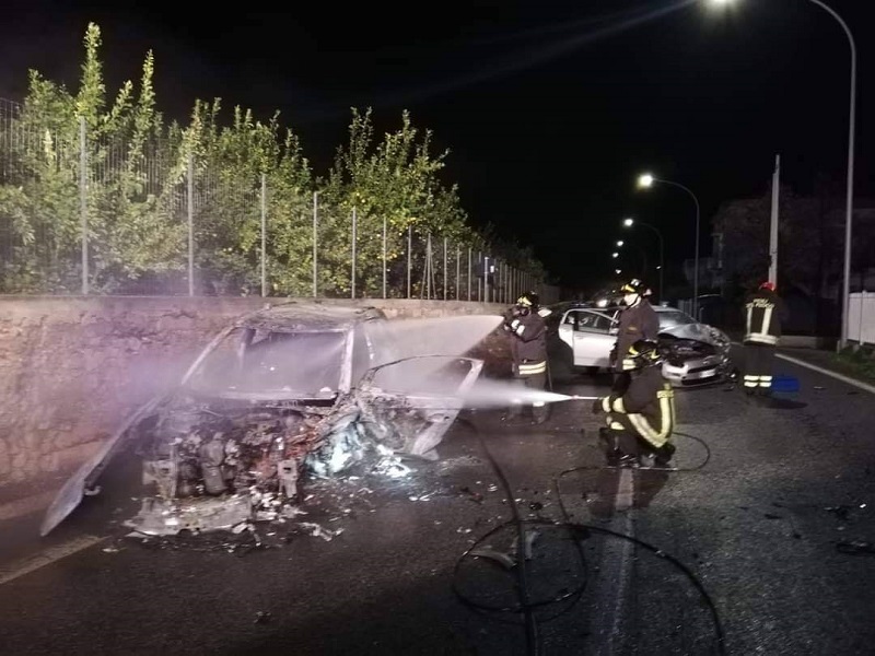 Terrore lungo la Strada Statale 113, giovane eroe salva 40enne dalle fiamme: frontale tra Opel e Fiat