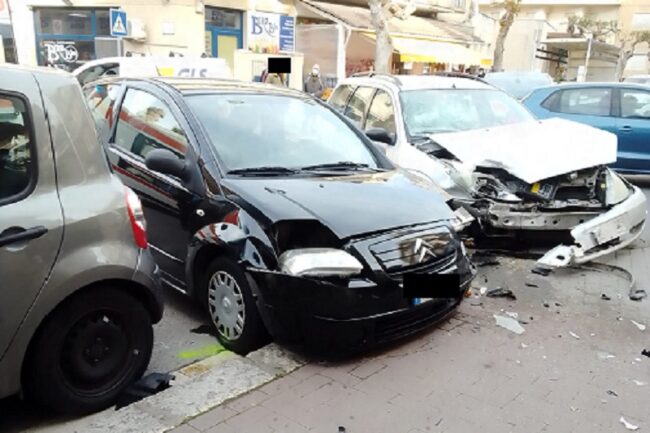 Grave incidente in pieno centro, violento scontro tra due auto: 4 feriti, famiglia intera in ambulanza – FOTO