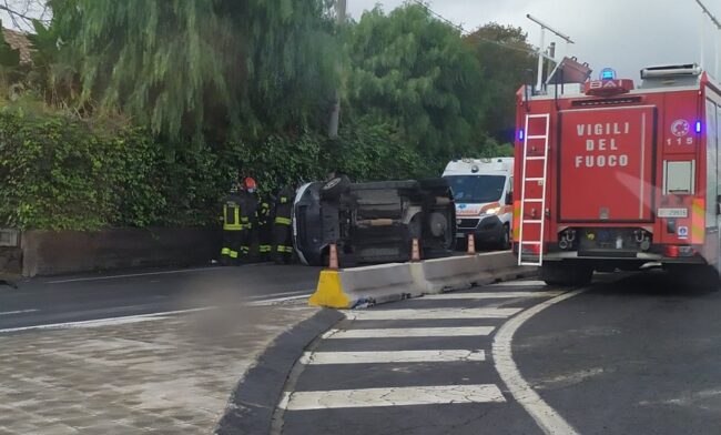 Incidente a Gravina di Catania, auto sottosopra e un’altra distrutta: traffico bloccato davanti all’Eurospin