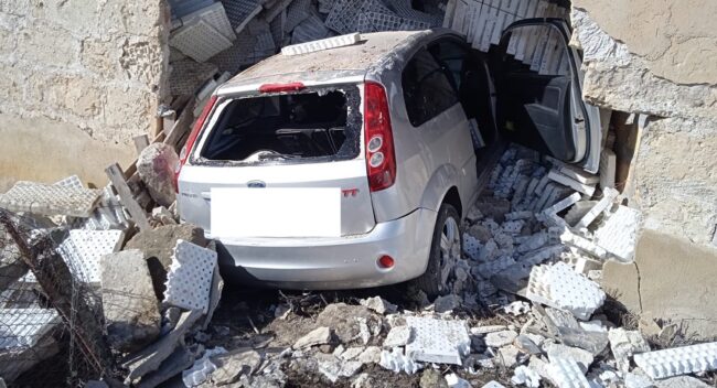Spaventoso incidente sul rettilineo della Strada Statale, auto si schianta contro casolare – le FOTO dello scontro di Vittoria