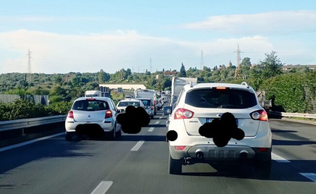 Incidente sulla Tangenziale di Catania, tamponamento tra 3 veicoli: traffico e lunghe code