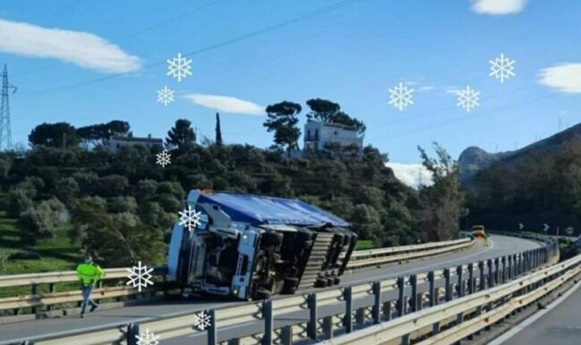 Grave incidente sulla Palermo-Catania, tir si ribalta: disagi per gli utenti