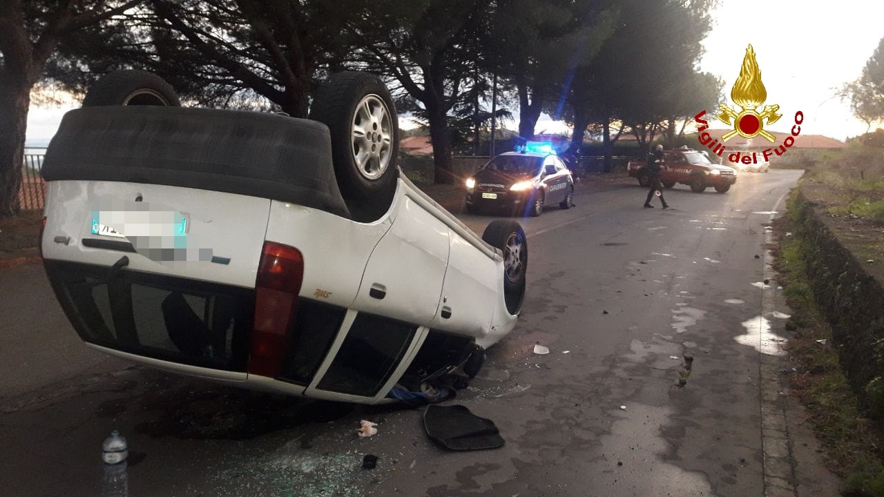 Pauroso incidente a Nicolosi, auto si ribalta: ferita una persona, pompieri e carabinieri sul posto