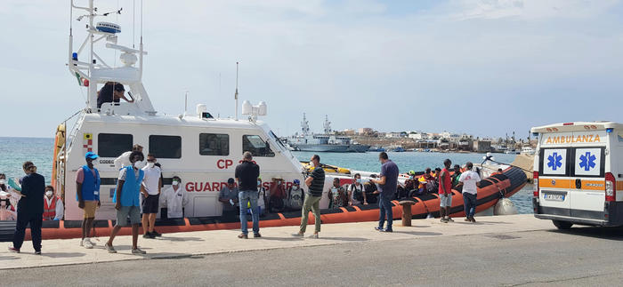 Tra imbarcazioni abbandonate e mareggiate, a Lampedusa è emergenza ambientale: dichiarato stato di crisi