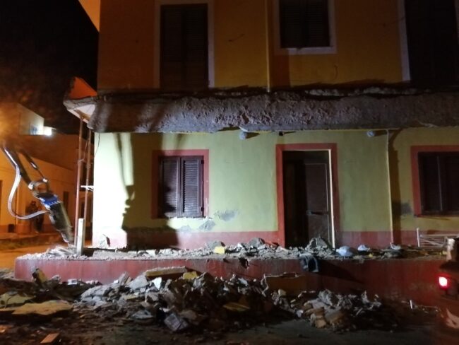 Maltempo Sicilia, paura a Lampedusa: fulmine distrugge tetto di una casa, la grandine intasa le strade – FOTO e VIDEO