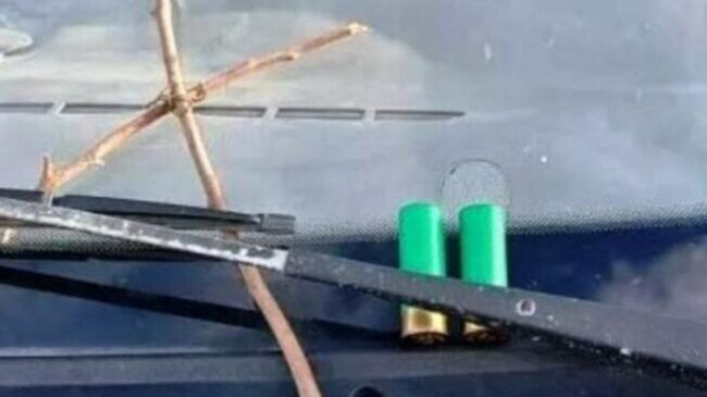Croce di legno e due cartucce sul parabrezza: intimidazione mafiosa contro imprenditore siciliano