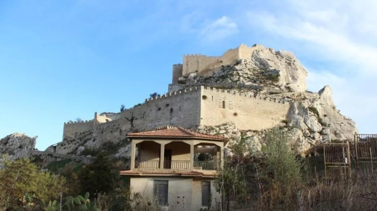 A Mussomeli imprenditore in pensione compra terreno e demolisce costruzione che ostacola vista del castello