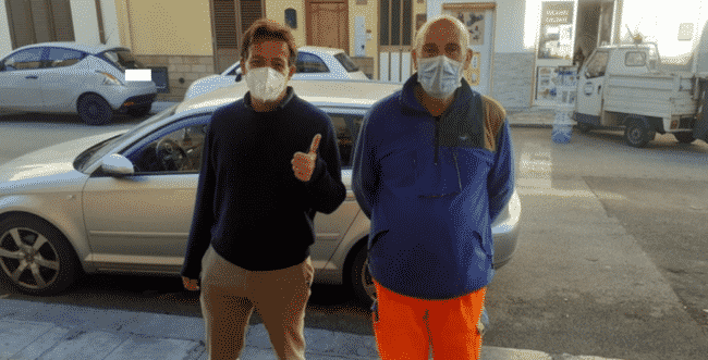 Netturbino trova portafogli con soldi e carte di credito: tramite scontrini risale al proprietario e glielo restituisce